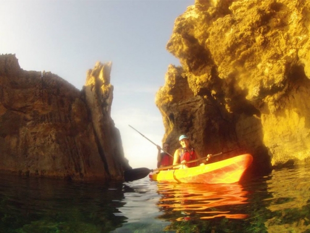 Kayak en la isla de Colom